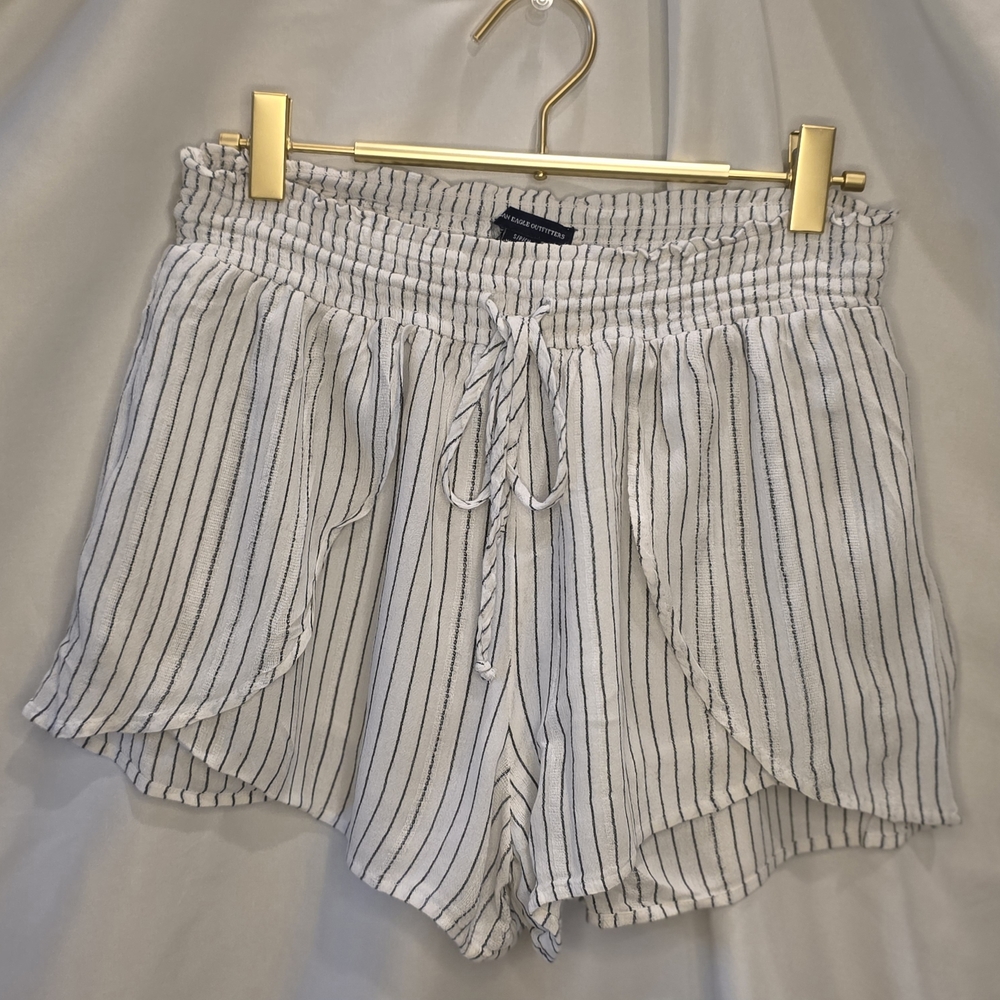 AMERICAN EAGLE High Waist White Striped Shorts